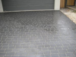 Newly-sealed-stencil-driveway